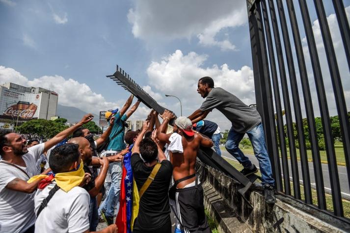 Manifestantes opositores irrumpieron en base militar de Caracas