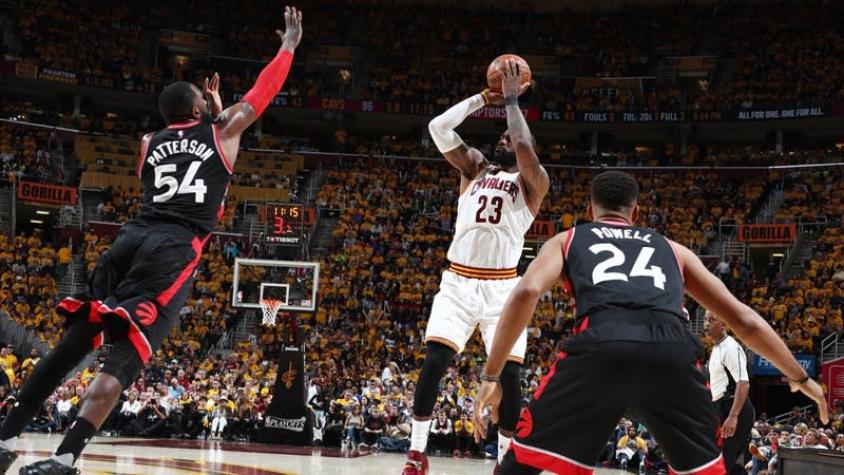 Cleveland Cavaliers y Houston Rockets pegan primero en semifinales de la NBA