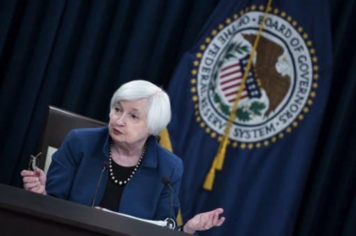 Reserva Federal mantiene tasas y considera transitorio el débil crecimiento de EEUU