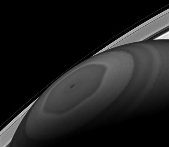 [VIDEO] Un video muestra lo que vio la sonda Cassini en su primera zambullida cerca de Saturno
