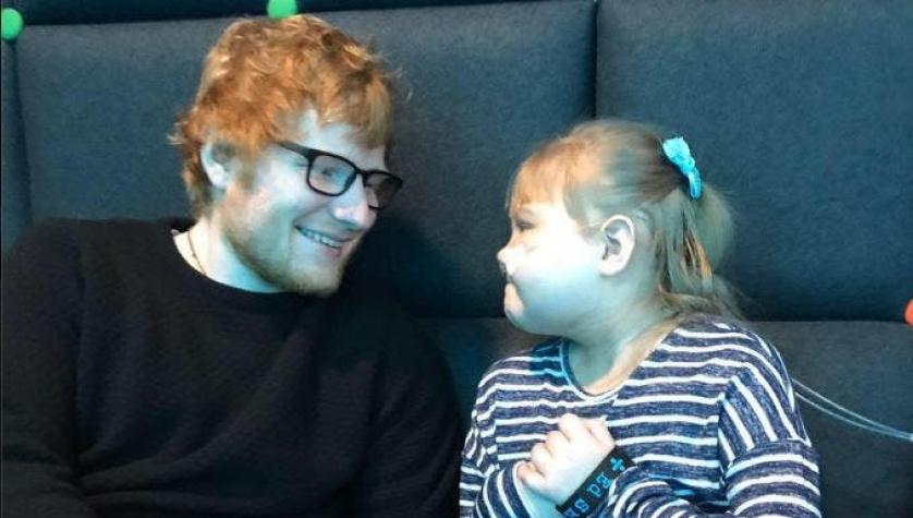 Ed Sheeran da un concierto privado a fanática que padece compleja enfermedad