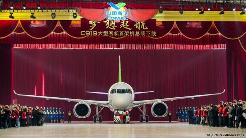 Avión chino de pasajeros realiza con éxito su primer vuelo