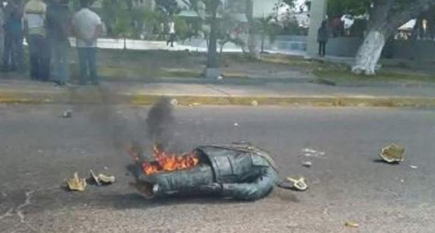 Videos virales muestran destrucción de estatua de Chávez en protestas