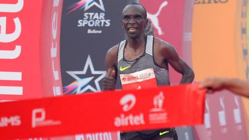 Keniano queda a segundos de lograr hazaña de correr una maratón en menos de dos horas