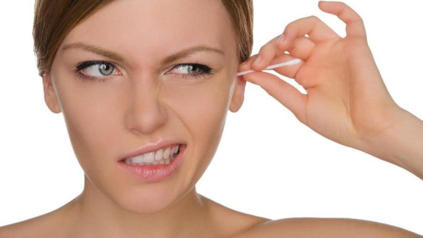 ¿Por qué es peligroso limpiarse los oídos con cotonitos y cómo debe hacerse correctamente?