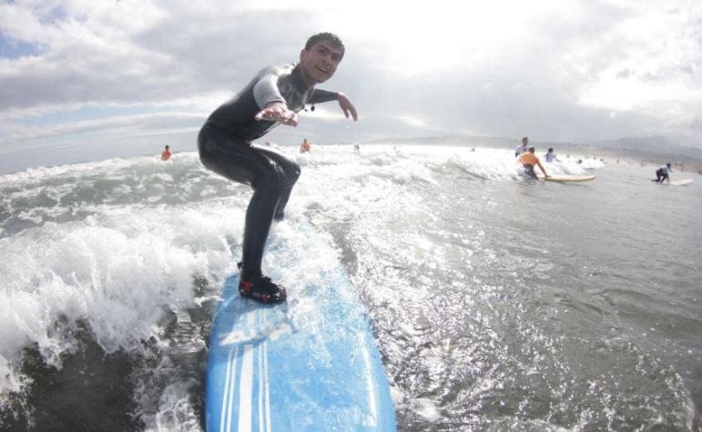 Surfista no vidente sorprende a figuras del espectáculo con intensa experiencia en Concón