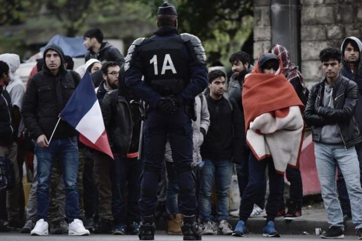 Desmantelan campamento de migrantes en el norte de París