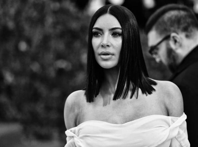 Kim Kardashian entra a la moda de tener el pelo rosado