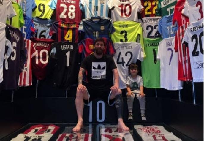 [FOTO] Messi acompañado de su hijo presenta su museo personal de camisetas