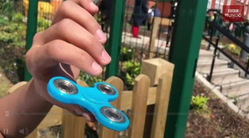 [VIDEO] Cómo se juega y qué tiene de especial el Fidget Spinner, el juguete que fascina a los niños