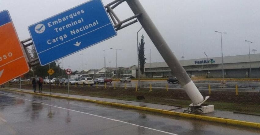 Caída de letrero en la entrada del aeropuerto de Santiago generó congestión