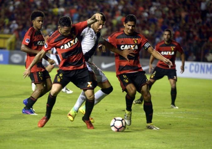 [VIDEO] Eugenio Mena se lesiona en clasificación de Sport Recife en Copa Sudamericana
