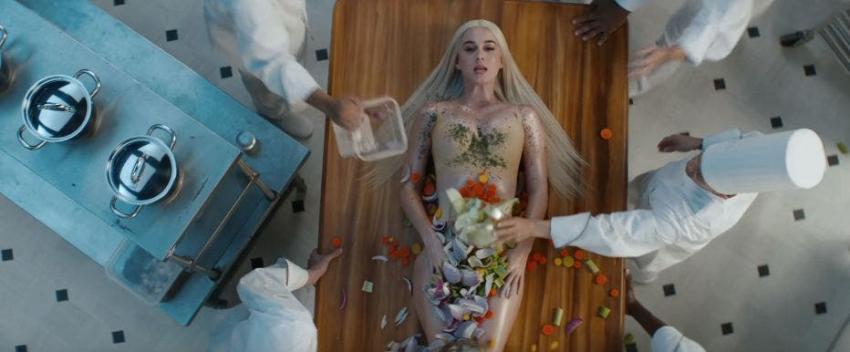[VIDEO] Katy Perry se convierte en el infartante plato principal en "Bon appétit"