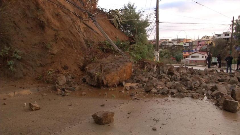 [VIDEO] Sistema frontal dejó derrumbes y casas anegadas en Valparaíso