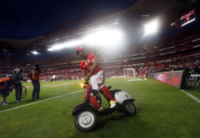 [VIDEO] Futbolista del Benfica celebra tetracampeonato ingresando una moto al camarín