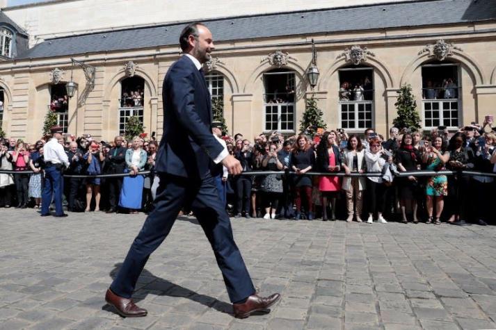 Macron elige un primer ministro para acercarse a la derecha