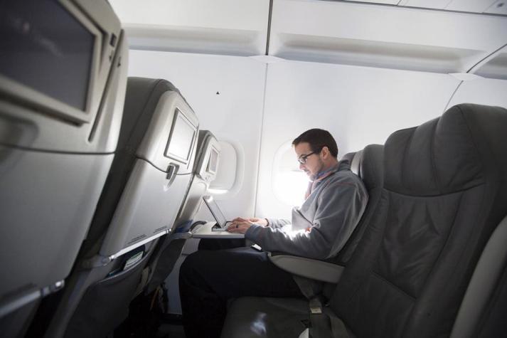 Ampliación de prohibición de laptops en vuelos podría costar mil millones de dólares