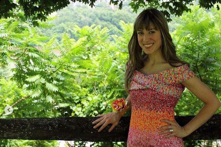 La mujer que confeccionó un "dulce vestido" con envoltorios de masticables