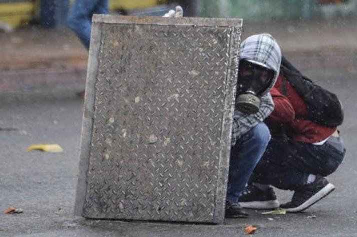 Gases lacrimógenos contra miles de opositores en Venezuela