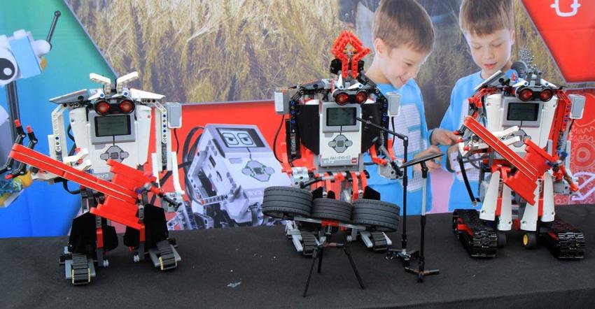 Un grupo de rock compuesto por robots encantan al público en festival en Lituania