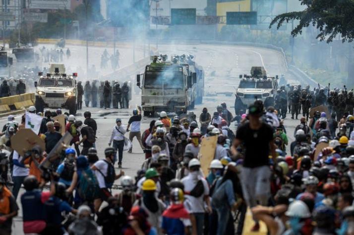 Manifestantes prenden fuego a la casa de infancia de Hugo Chávez