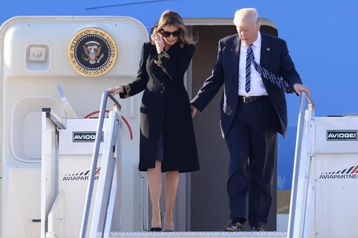 Melania lo hizo otra vez: esquivó la mano de Trump en su llegada a Roma