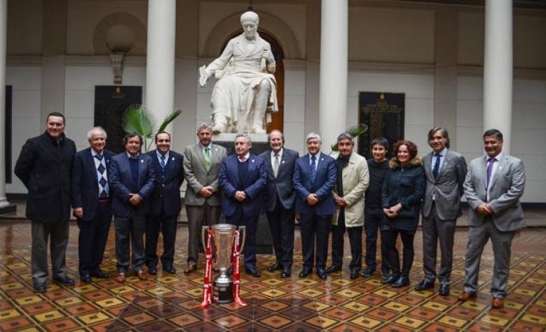 [VIDEO] Club Universidad de Chile visita Casa de Estudios junto al trofeo de campeón