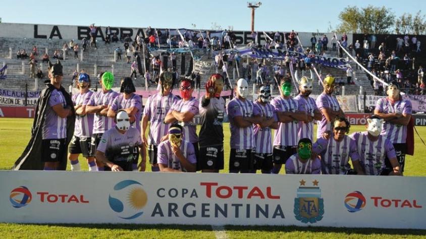 [VIDEO] "Liga de la Justicia" argentina: futbolistas salen a la cancha como superhéroes