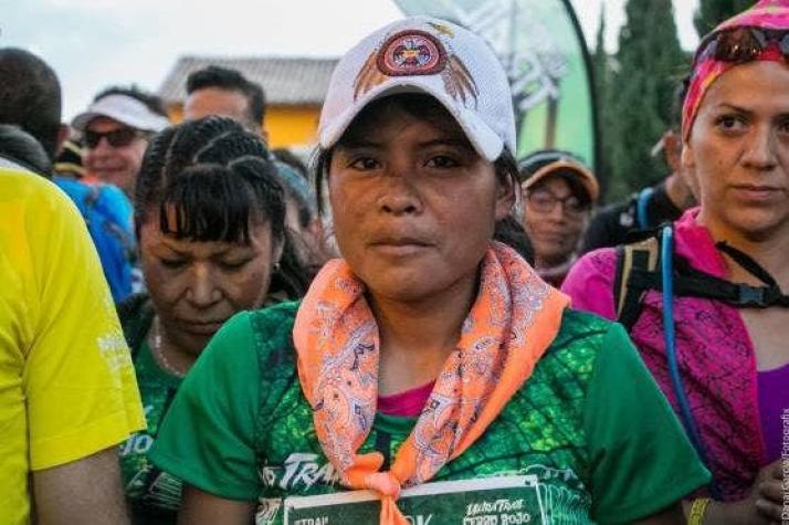 La mexicana que ganó una maratón tras correr 50 kilómetros con sandalias