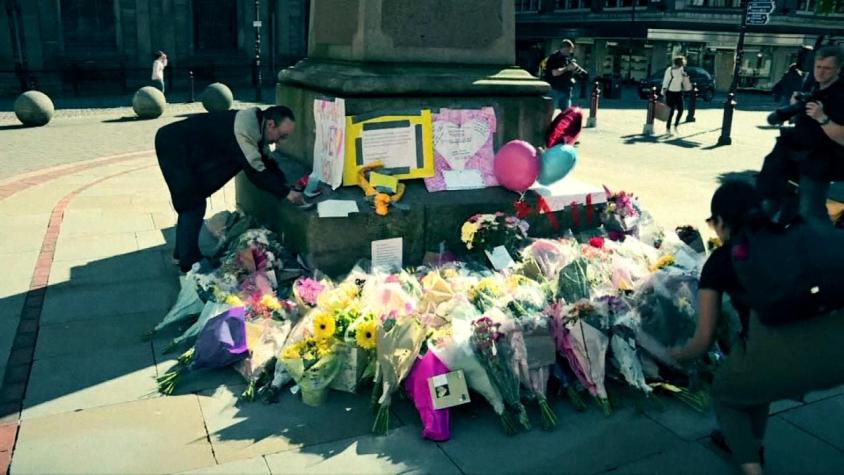 [VIDEO] Miles de personas rinden homenaje a víctimas por atentado en Manchester