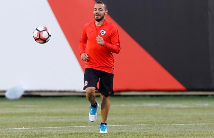 Marcelo Díaz llega a Chile y asegura que "apostamos a ganar la Copa Confederaciones"