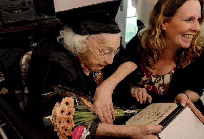 Bisabuela de 105 años cumple su sueño y logra terminar la enseñanza media