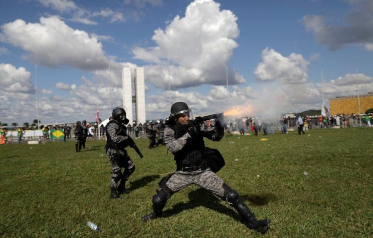 Temer saca al Ejército a la calle por ataques a ministerios en Brasilia