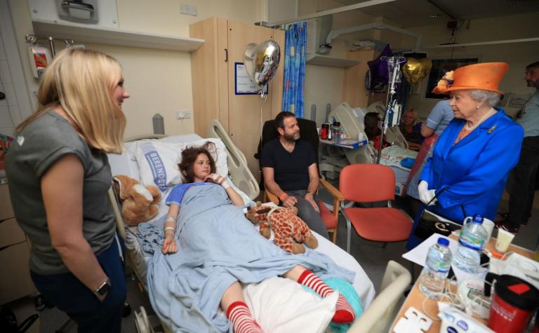 La reina Isabel visita a los jóvenes heridos en el atentado de Manchester
