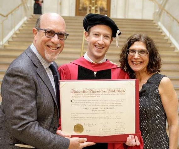 Doce años más tarde: Mark Zuckerberg finalmente se graduó de Harvard