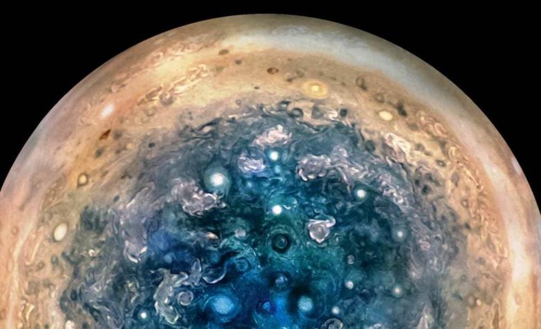 Sonda espacial Juno fotografía huracanes gigantes en Júpiter