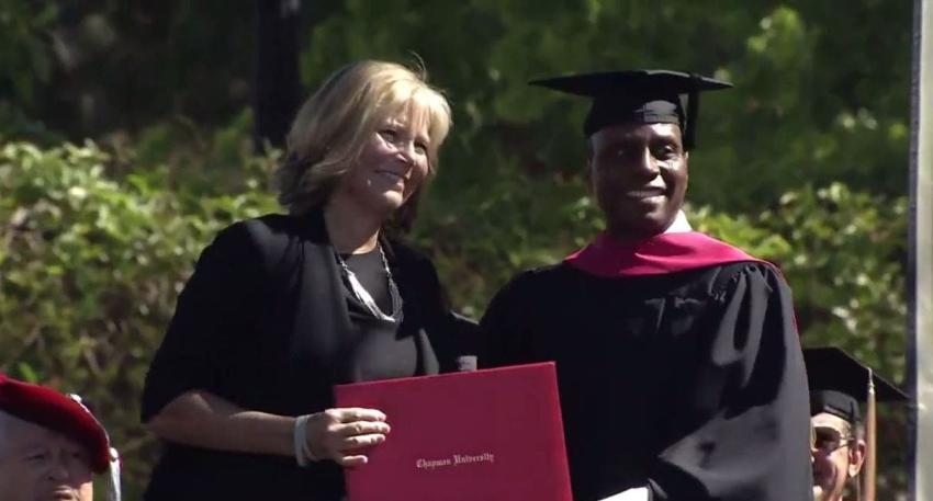 Mamá es sorprendida con su propio diploma después de ayudar a hijo cuadrapléjico a terminar su MBA