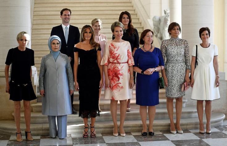 Histórico: un hombre posa en la foto oficial de las primeras damas en cumbre de la OTAN