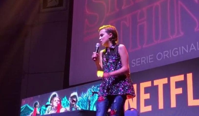 Actriz de "Stranger Things" sorprendió en la Comic Con cantando