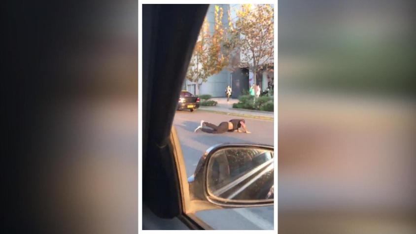 [VIDEO] Registran violento atropello de taxista a un joven afuera del Costanera Center