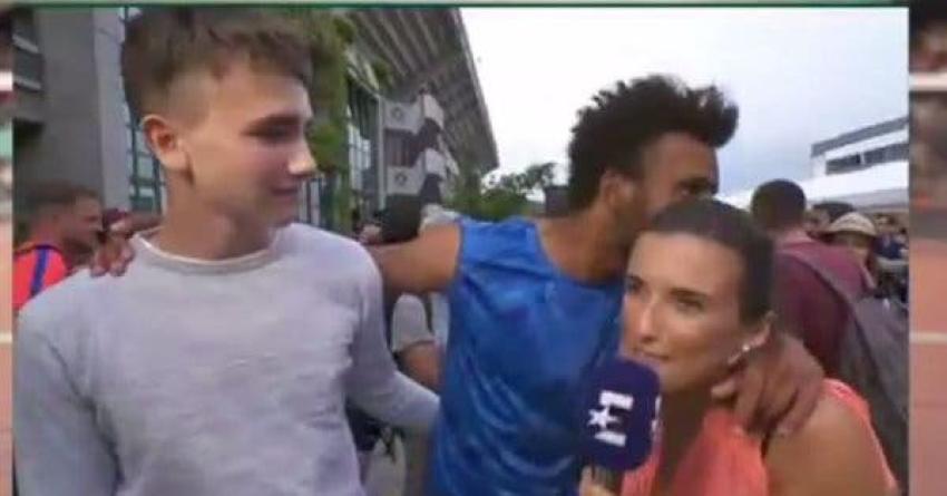 [VIDEO] Roland Garros retira acreditación a tenista que besó a la fuerza a periodista