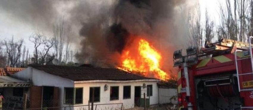 Incendio en San Bernardo afecta a una fábrica y un restaurant