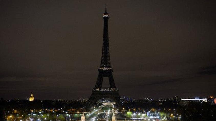 Torre Eiffel, a oscuras en homenaje a víctimas del atentado de Londres