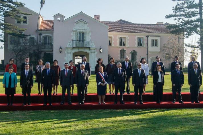 Los cambios en la foto oficial de Michelle Bachelet con sus ministros