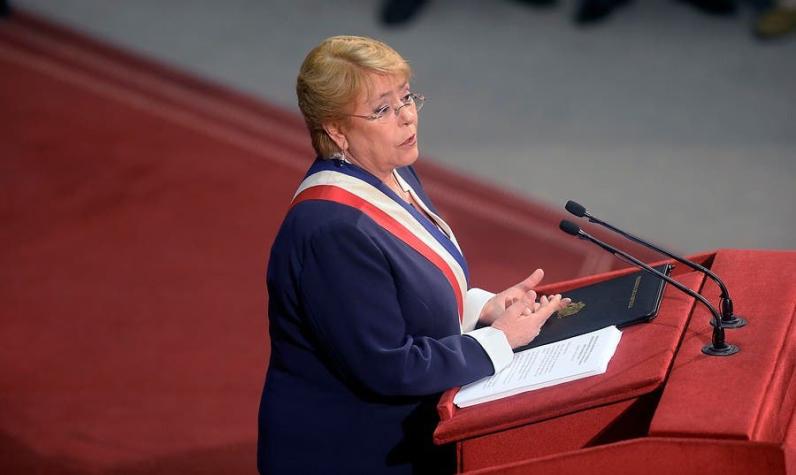 Bachelet anuncia aumento de gratuidad universal al 60% más vulnerable y apunta a Piñera
