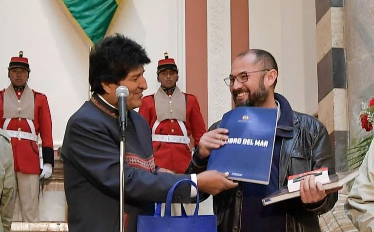 Evo Morales recibe a chileno despedido por entregar Libro del Mar en La Serena