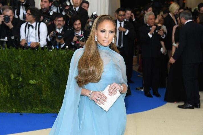 Jennifer Lopez deja el glamour de lado e impacta al mostrarse sin maquillaje