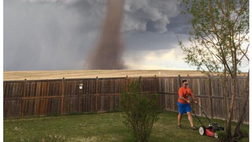 Canadá: la increíble foto que "desafió" a un tornado y se puso a cortar su césped de su casa