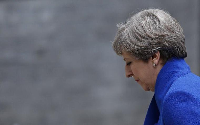 Partido de Theresa May negocia con unionistas respaldo al Gobierno central