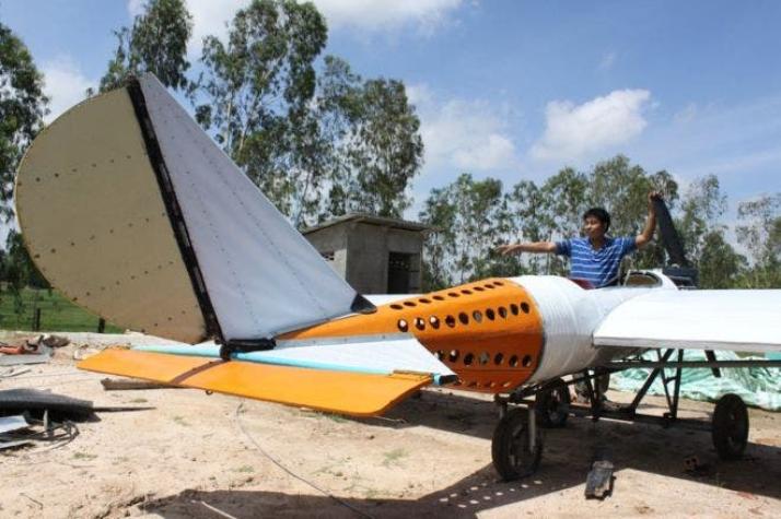 El hombre que construyó un avión en Camboya viendo videos de YouTube